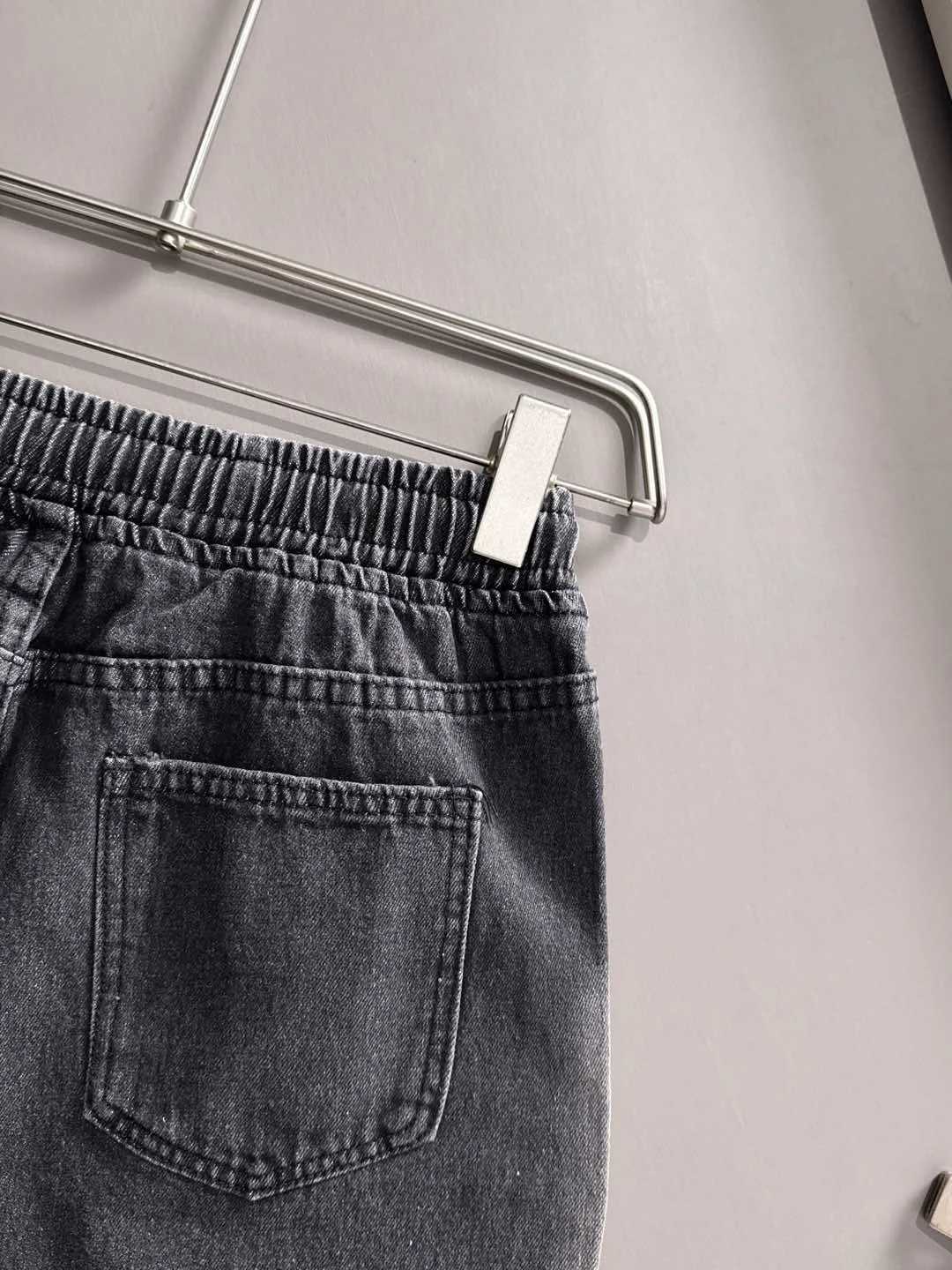 🅿️330 Stone Island 2025 new summer jeans and denim shorts are woven from imported Japanese Denim plain cotton denim fabrics. They are complete with three standards. The top stonewashing process makes the texture reach the old taste of the 1980s. It is soft, delicate, comfortable and breathable. The color has a modern and fashionable vicissitudes. The upper body is versatile and fashionable! Light luxury, a must-have item for daily commuting! Size: S-2XL (please state your height and weight when placing an order)